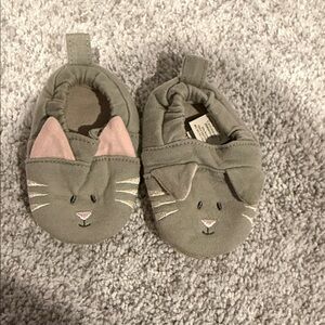 Demdaco Gray and Pink Cat Face Kids Slippers